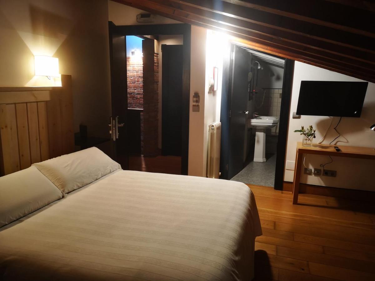 Posada Los Calderones Σαντιγιάνα ντελ Μαρ Εξωτερικό φωτογραφία